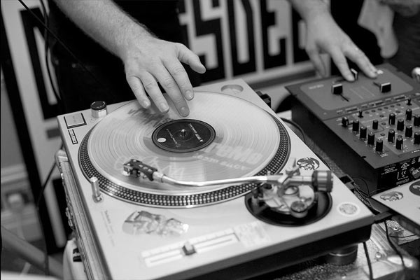 black and white turntables dj